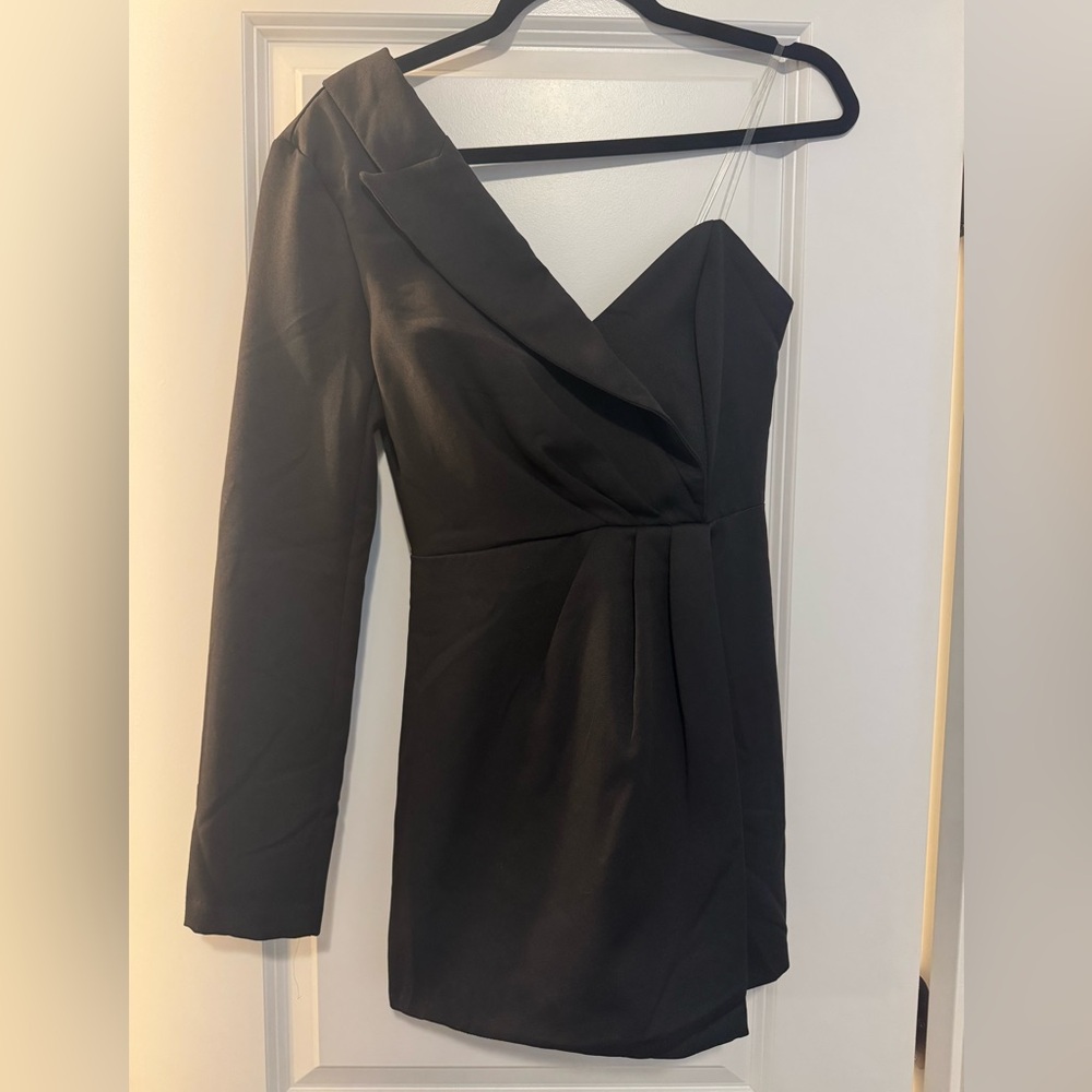 Vestique Sleek Black One-Shoulder Dress
